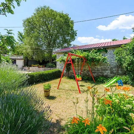 2 Bedroom Lovely In Katun Lindarski,pazin Dom wakacyjny