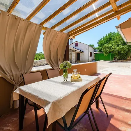 2 Bedroom Lovely In Katun Lindarski,pazin * Katun Lindarski