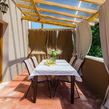 Dom wakacyjny 2 Bedroom Lovely In Katun Lindarski,pazin