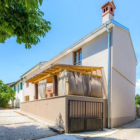 2 Bedroom Lovely In Katun Lindarski,pazin *