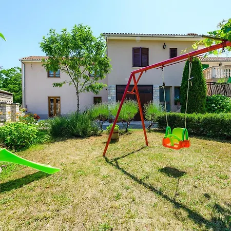 Dom wakacyjny 2 Bedroom Lovely In Katun Lindarski,pazin Katun Lindarski