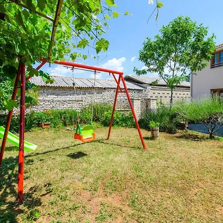 2 Bedroom Lovely In Katun Lindarski,pazin * Katun Lindarski