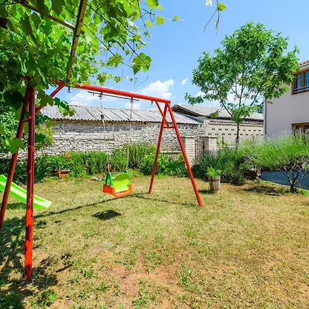 2 Bedroom Lovely In Katun Lindarski,pazin Katun Lindarski